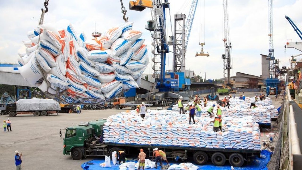 Pelarangan impor empat komoditas pangan oleh pemerintah berpotensi menjadi bumerang jika tanpa strategi matang dan peningkatan produksi dalam negeri untuk mencapai swasembada pangan.