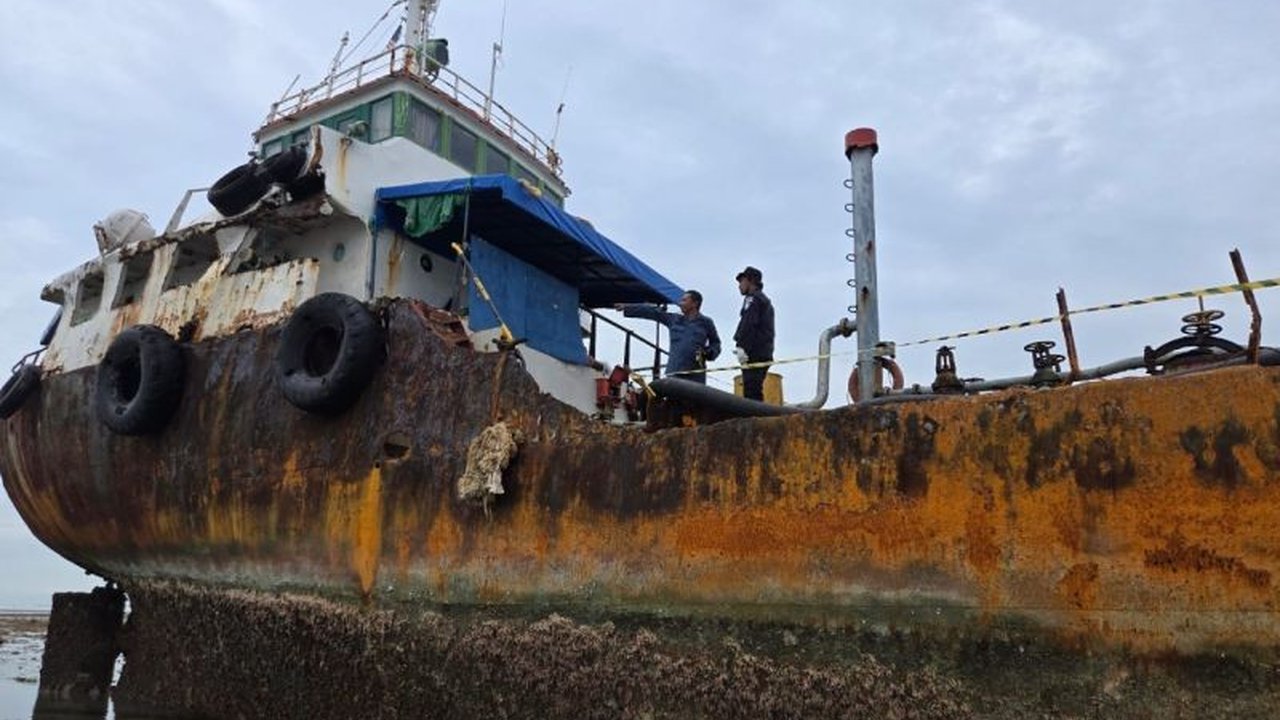 Pangkalan PLP Tanjung Uban menemukan kapal MT AMBER 82 tanpa awak dan kandas di perairan Teluk Sebong, Bintan; pihak berwenang menyelidiki penyebab kejadian dan berencana mengevakuasi kapal tersebut.