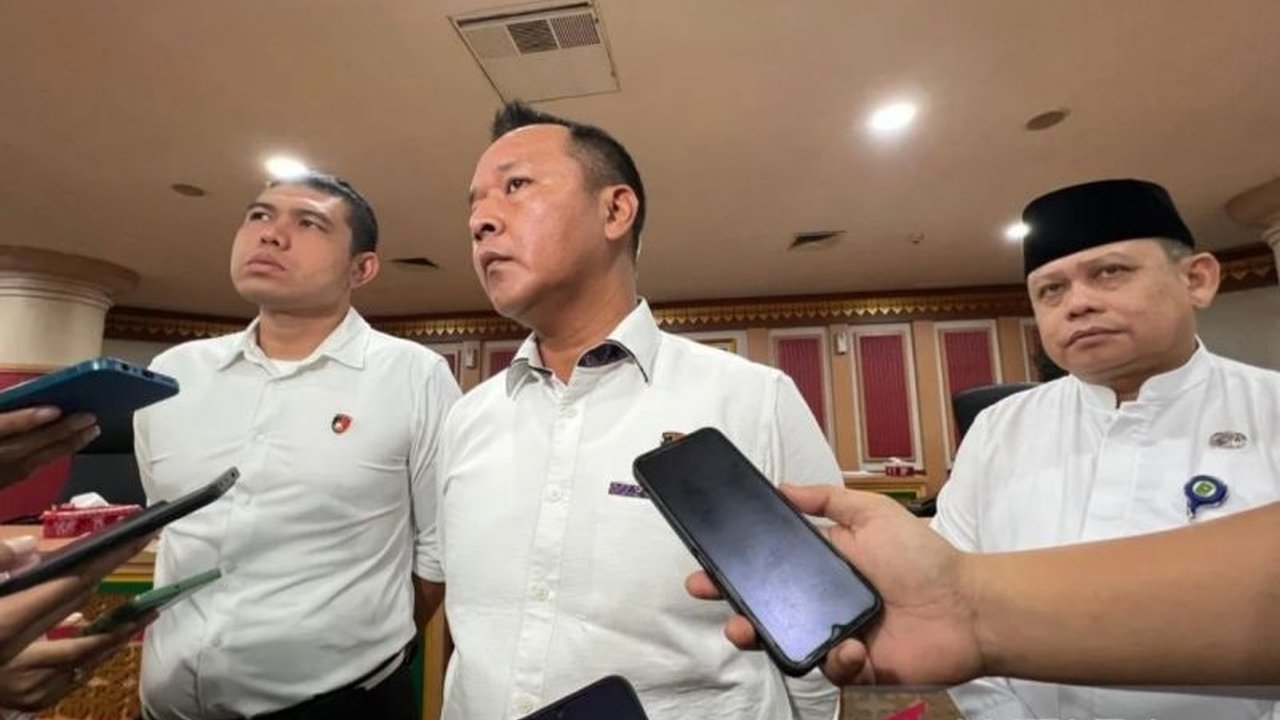 Polda Riau telah memeriksa ratusan ASN, tenaga ahli, dan honorer di Sekretariat Dewan DPRD Riau terkait dugaan korupsi SPPD fiktif tahun 2020-2021, dengan total uang yang telah disita mencapai Rp7,1 miliar.