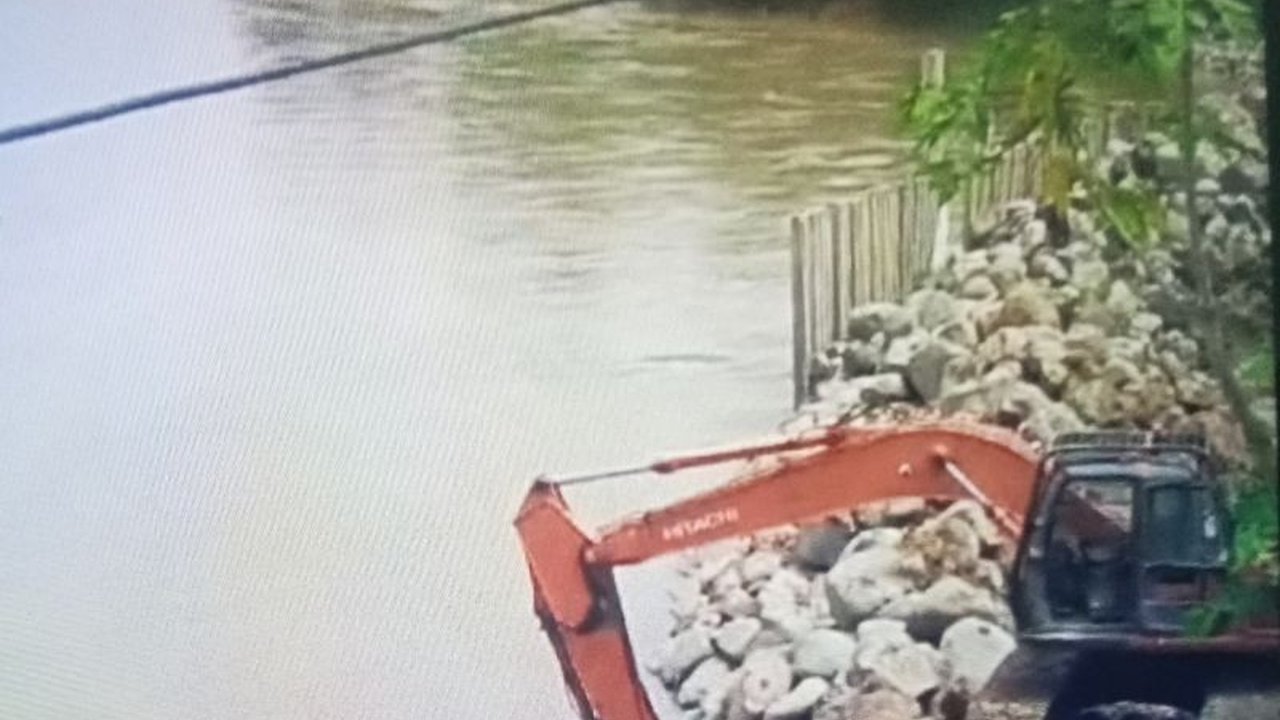 Proyek pembangunan penahan tebing Sungai Batang Pasaman di Pasaman Barat, Sumatera Barat, telah mencapai 30% penyelesaian, bertujuan untuk mencegah banjir yang kerap melanda daerah tersebut.