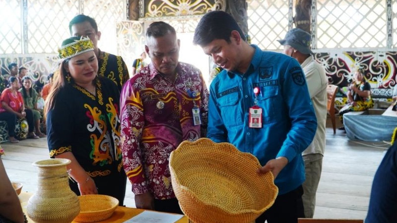 Kampung Long Beliu di Berau, Kalimantan Timur, memanfaatkan dana karbon dari Bank Dunia untuk mengembangkan ekowisata berbasis rotan dan budaya lokal, meningkatkan perekonomian masyarakat setempat.