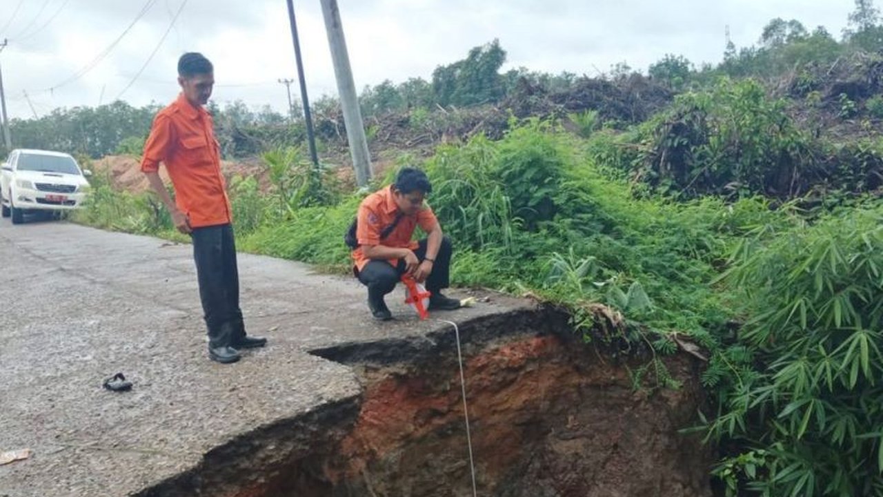 Badan Penanggulangan Bencana Daerah (BPBD) Sumatera Selatan melaporkan 10 daerah telah menetapkan status siaga darurat bencana hidrometeorologi,  mengantisipasi banjir dan tanah longsor di musim hujan.