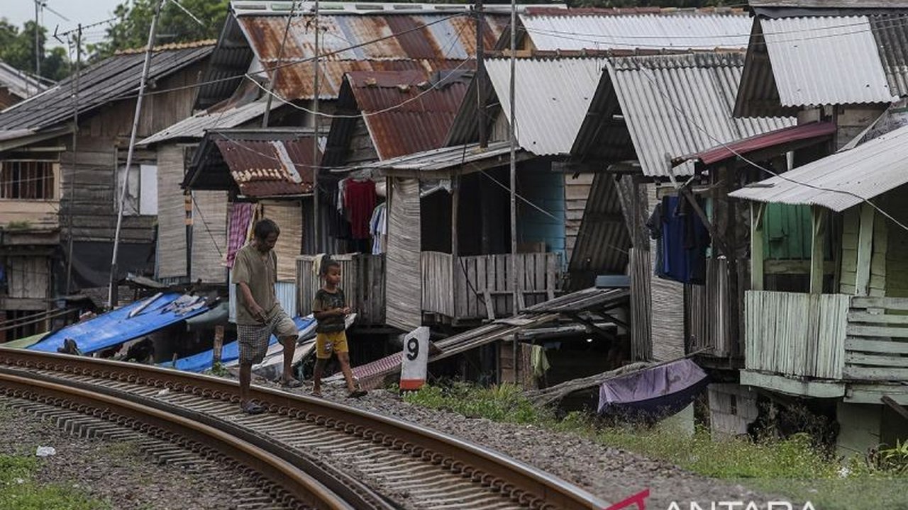 Badan Pusat Statistik (BPS) Banten mengumumkan penurunan angka kemiskinan menjadi 5,7 persen pada September 2024, disebabkan oleh penurunan pengangguran, deflasi, peningkatan konsumsi rumah tangga, dan pertumbuhan industri pengolahan.