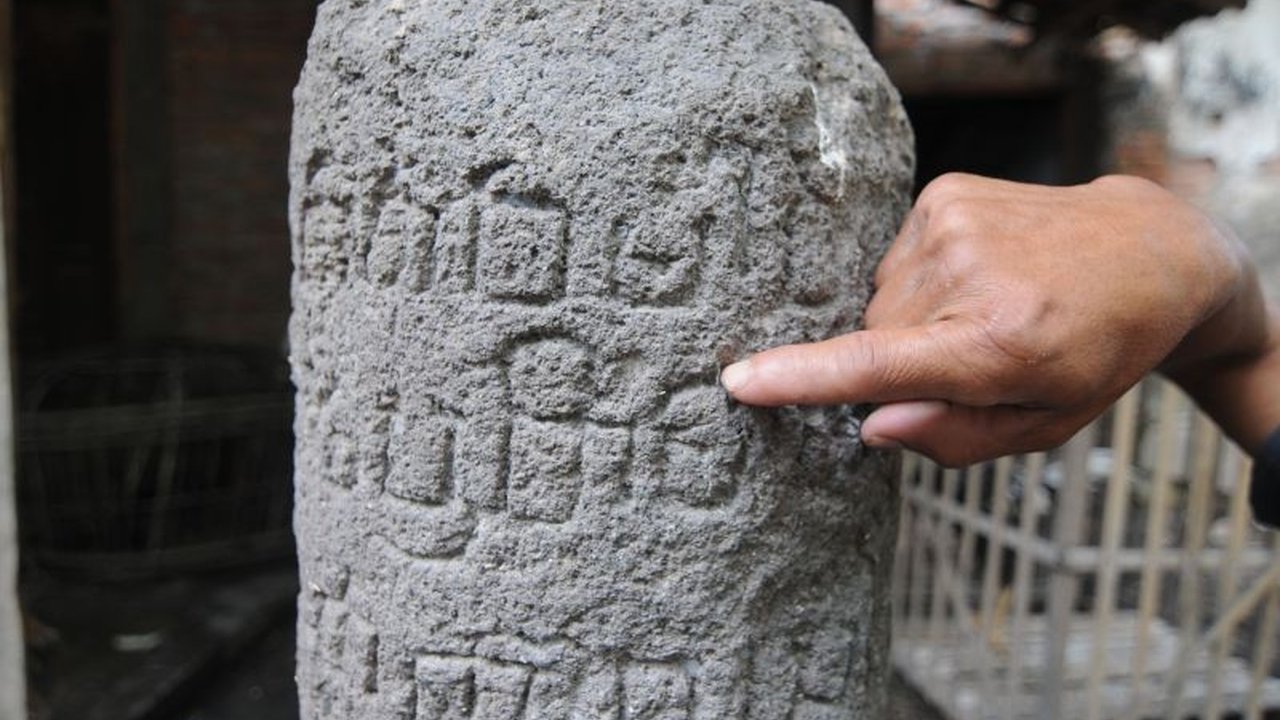 Presiden Jokowi diharapkan dapat memfasilitasi pemulangan Prasasti Pucangan dari India ke Indonesia selama kunjungan kenegaraan, yang menyimpan kisah penting Raja Airlangga dan sejarah Nusantara.