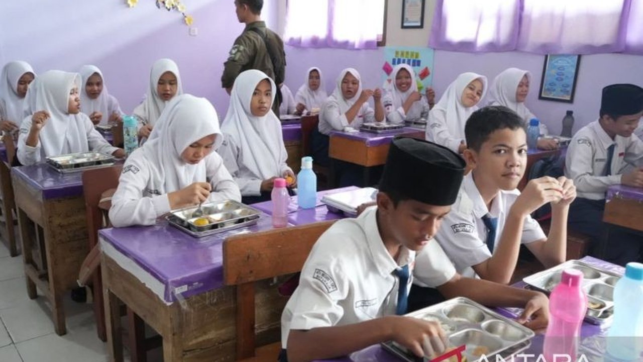 Pemerintah Kabupaten OKU Timur, Sumatera Selatan, menyiapkan Program Makan Bergizi Gratis (MBG) untuk 3.000 pelajar di lima sekolah sebagai proyek percontohan, dimulai Februari 2025, guna meningkatkan gizi dan menekan angka stunting.