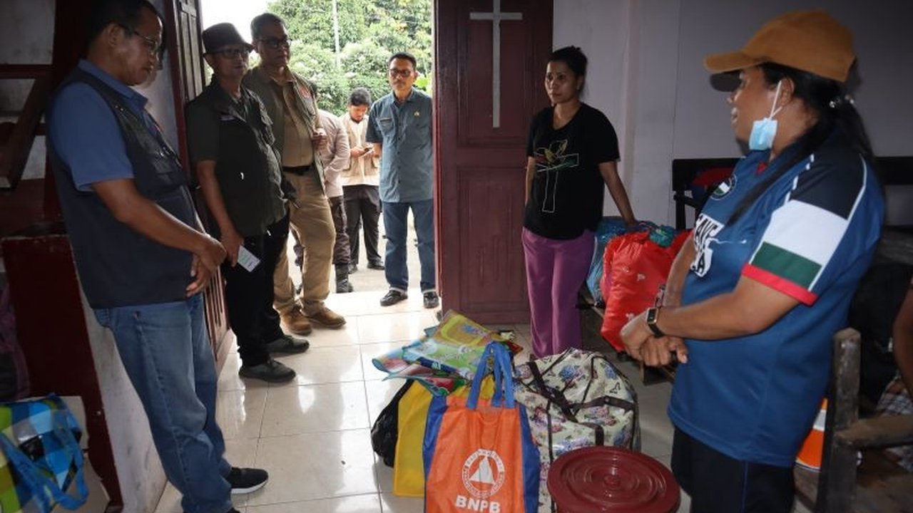 Erupsi Gunung Ibu di Halmahera Barat, Maluku Utara, telah menyebabkan 221 warga mengungsi, status gunung dinaikkan menjadi Awas (level IV), dan evakuasi terus dilakukan di sejumlah desa terdekat.