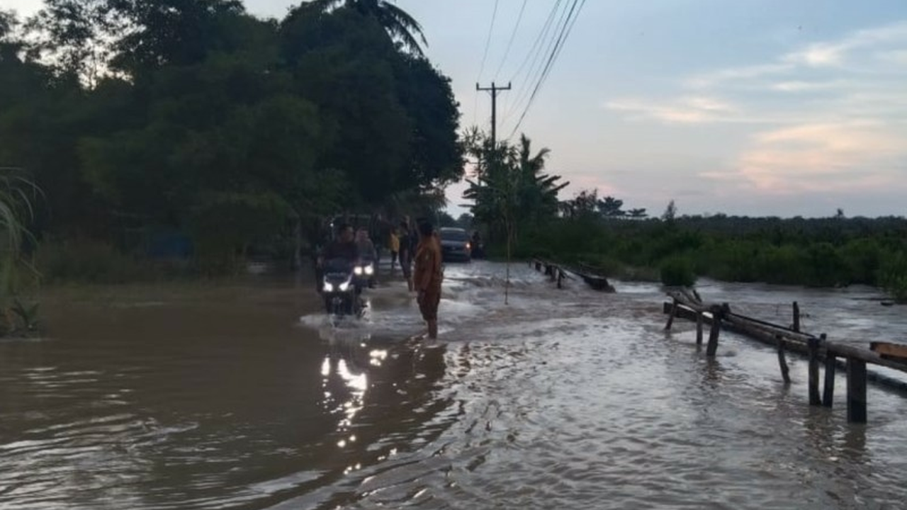 Hujan deras selama tiga hari di Batu Bara, Sumatera Utara mengakibatkan banjir yang merendam 212 hektare sawah di empat kecamatan dan tujuh desa, menurut laporan Pusdalops PB Sumut.