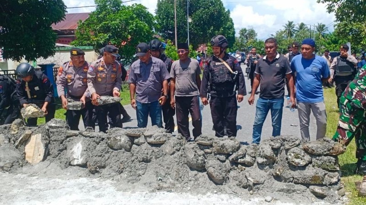 Setelah insiden penusukan di Desa Hualoy, Kabupaten Seram Bagian Barat (SBB), jalur lintas Seram yang sempat diblokade kini telah kembali normal berkat kerja sama kepolisian dan warga setempat.