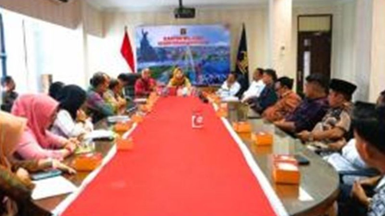 Kemenkumham Riau membantu DPRD Rokan Hulu dalam pengharmonisasian Ranperda Irigasi untuk memastikan peraturan daerah tersebut sesuai aturan hukum nasional dan mencegah konflik regulasi.