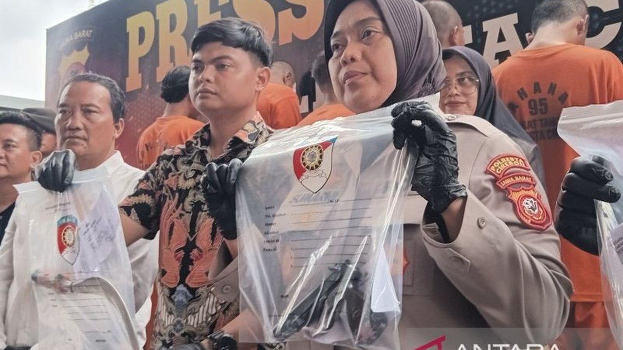 Polresta Cirebon berhasil menangkap dua kakak beradik pelaku pembegalan di Jalan Pantura, Cirebon, yang menggunakan airsoft gun dan celurit untuk mengancam korban; satu pelaku masih buron.