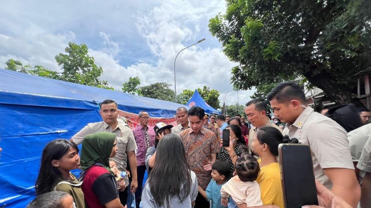 Wakil Presiden Gibran Rakabuming Raka mengunjungi dan memberikan bantuan kepada warga Kemayoran, Jakarta Pusat, yang menjadi korban kebakaran pada Rabu, 15 Januari 2024, sekaligus meninjau proses penanganan pasca-kebakaran.