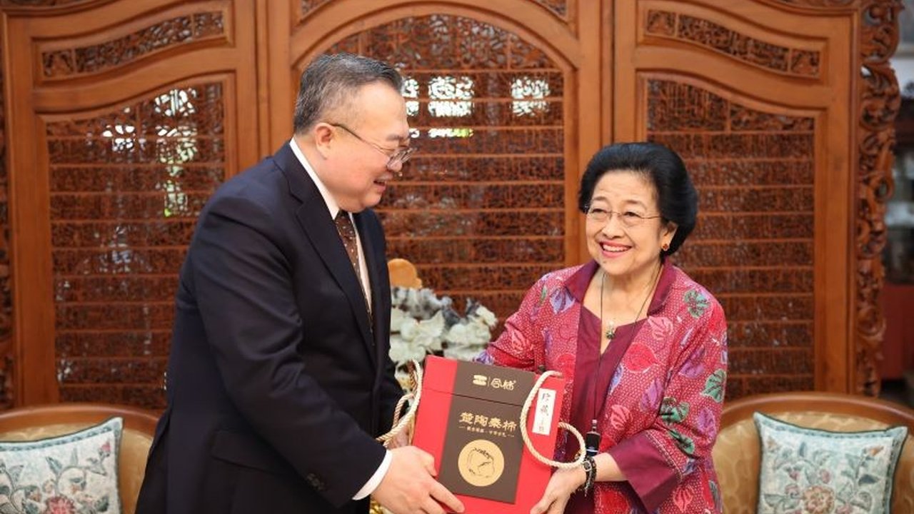 Megawati Soekarnoputri tertarik mempelajari keberhasilan Provinsi Yunnan, Tiongkok, dalam mengatasi kemiskinan ekstrem, bahkan berencana mengunjungi provinsi tersebut.