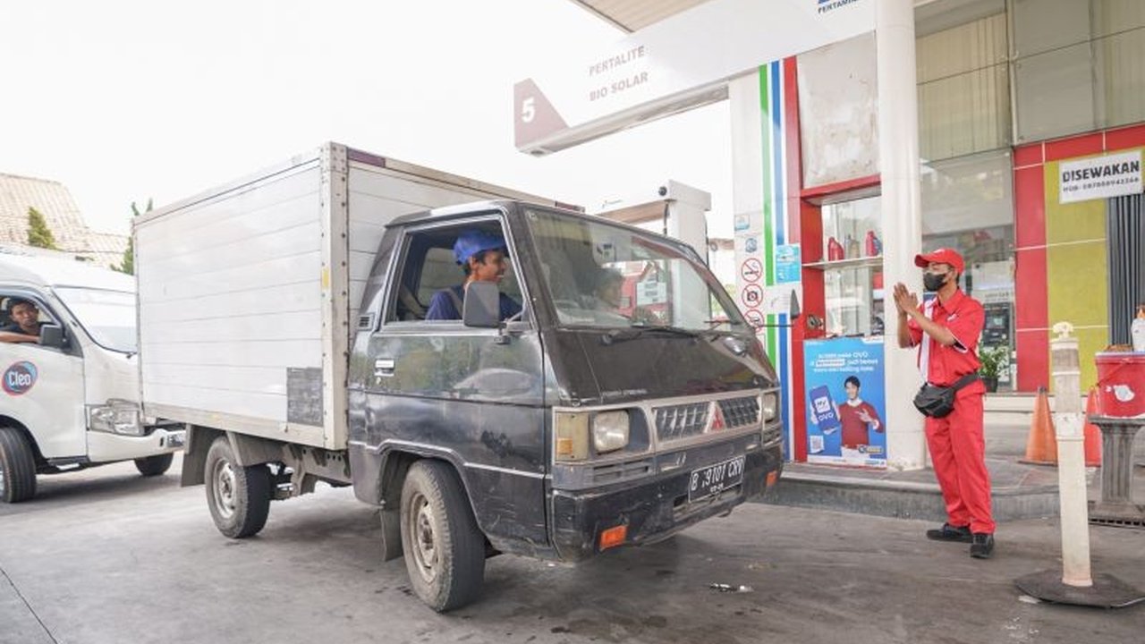 Pertamina Patra Niaga telah memulai pendistribusian BioSolar B40 secara bertahap di SPBU seluruh Indonesia, mengikuti aturan pemerintah untuk mengurangi emisi karbon dan ketergantungan pada bahan bakar fosil.