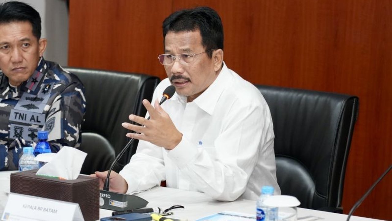 Wali Kota Batam membentuk tim gabungan TNI, Polri, dan BKSDA untuk menangkap buaya yang lepas dari penangkaran di Pulau Bulan, menargetkan penangkapan dalam seminggu dan meminta evaluasi pengelola.