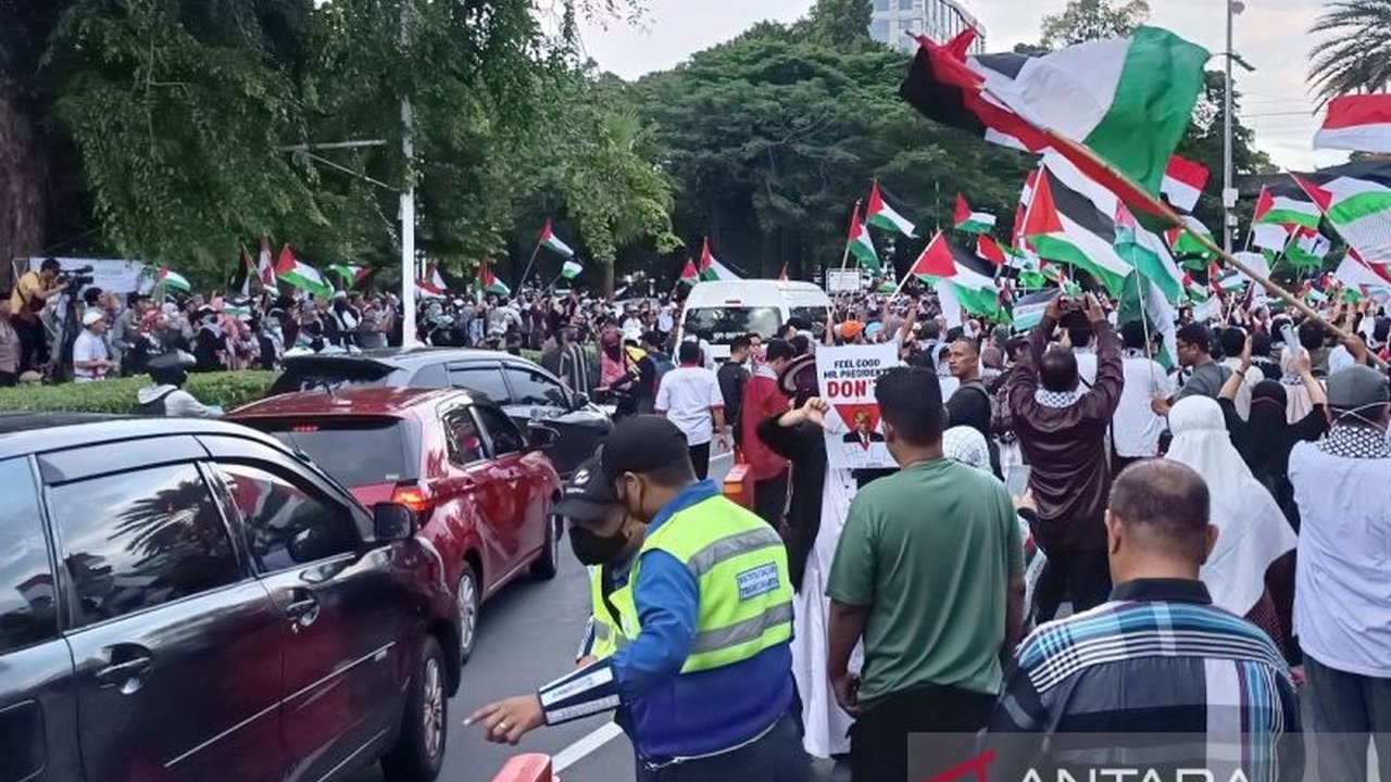 Aksi Aliansi Rakyat Indonesia Bela Palestina (ARI-BP) di depan Kedubes AS pada Jumat, 17 Januari 2024, menyebabkan kemacetan di Jalan Medan Merdeka Selatan, Jakarta Pusat, karena massa aksi menutup sebagian besar jalur jalan.