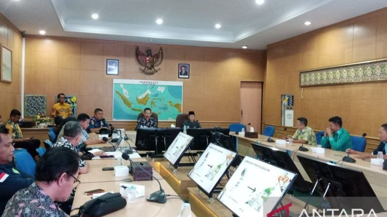 BPBD Belitung membangun tanggul penahan gelombang sepanjang 177 meter di Kelurahan Tanjungpendam untuk mengatasi banjir rob yang parah tahun ini, melibatkan berbagai pihak dan menggunakan material Geobag.