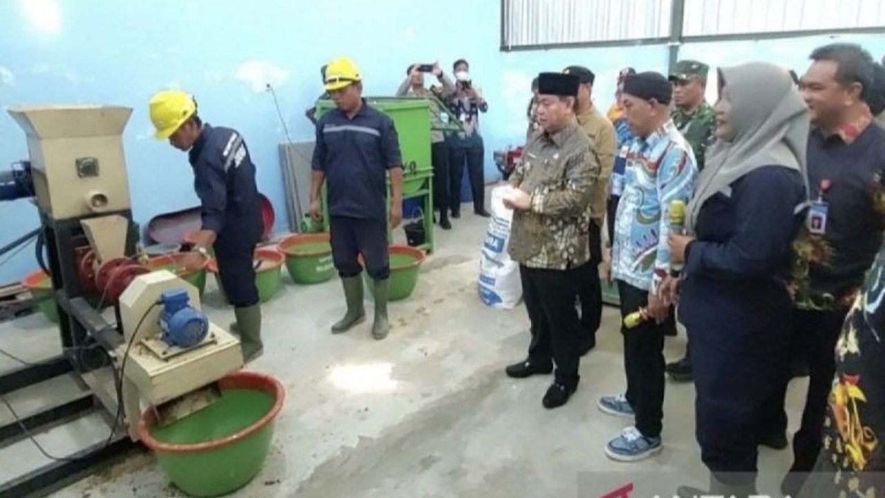Pemkab Kotawaringin Timur meresmikan pabrik pakan ikan untuk membantu petani budidaya ikan menekan biaya produksi dan meningkatkan keuntungan, dengan target harga jual pakan hanya Rp8.000 per kilogram.