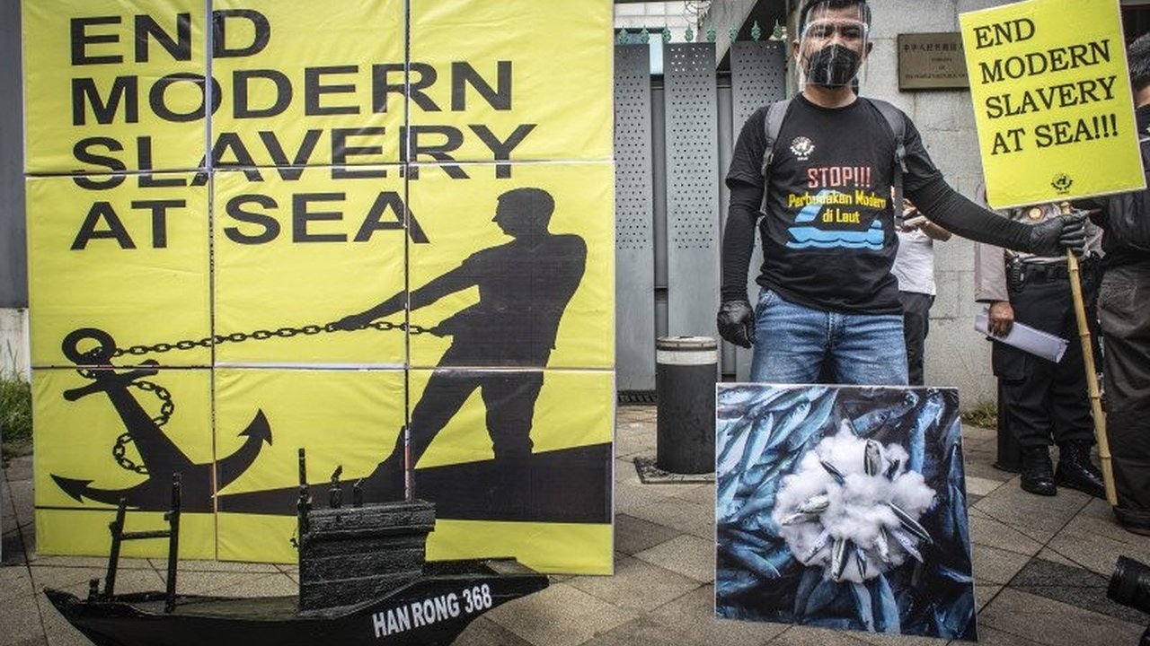 Minimnya lapangan kerja dan ketimpangan ekonomi di Indonesia mendorong banyak warga negara Indonesia, terutama dari desa, untuk bekerja di luar negeri, meningkatkan risiko perdagangan orang.