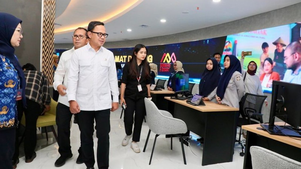 Wamendagri Bima Arya mengapresiasi Pemkot Makassar atas integrasi layanan publik di MPP, memudahkan akses warga dan menjadi contoh bagi daerah lain.