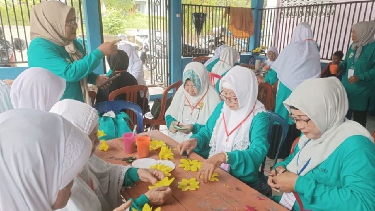PT Timah memberikan bantuan seragam sekolah kepada Sekolah Lansia Berdaya Belo Laut di Bangka Barat, sebagai bentuk komitmen perusahaan terhadap pendidikan inklusif dan pemberdayaan lansia.