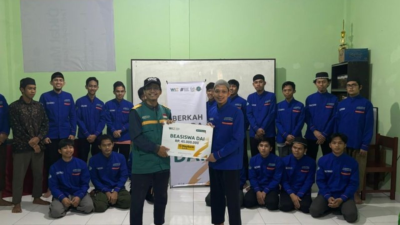 Maybank Syariah berkolaborasi dengan Laznas WIZ memberikan beasiswa senilai Rp45 juta kepada puluhan dai di Sulawesi Selatan untuk mendukung pendidikan dakwah dan mencetak generasi penerus yang berakhlak mulia.