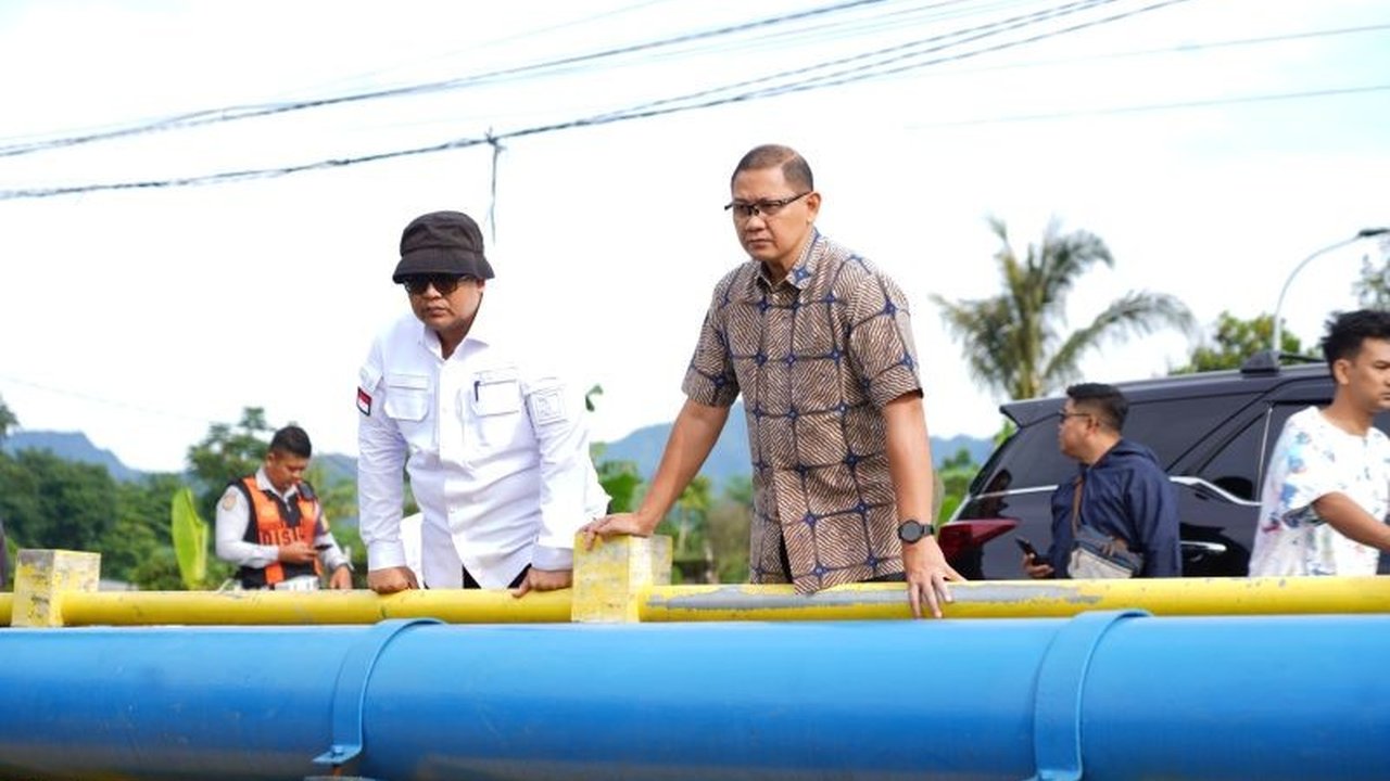 Banjir di Jalan Gajah Mada, Kota Batu, disebabkan sampah menyumbat saluran air; Pemkot Batu mengimbau warga untuk menjaga kebersihan dan mencegah pembuangan sampah sembarangan.