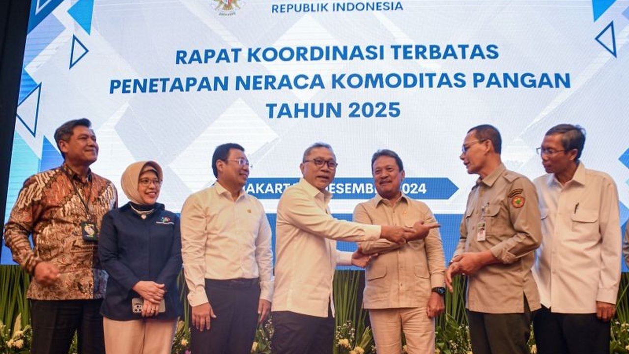 CORE Indonesia mengingatkan pemerintah untuk berhati-hati dalam menghentikan impor beras, jagung, gula, dan garam karena berpotensi meningkatkan harga dan mengganggu industri dalam negeri.