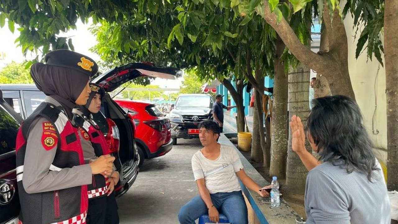 Polda Maluku Utara menerjunkan Polwan untuk patroli dialogis di Ternate, guna menjaga keamanan, mensosialisasikan keamanan, dan membangun hubungan baik dengan warga.