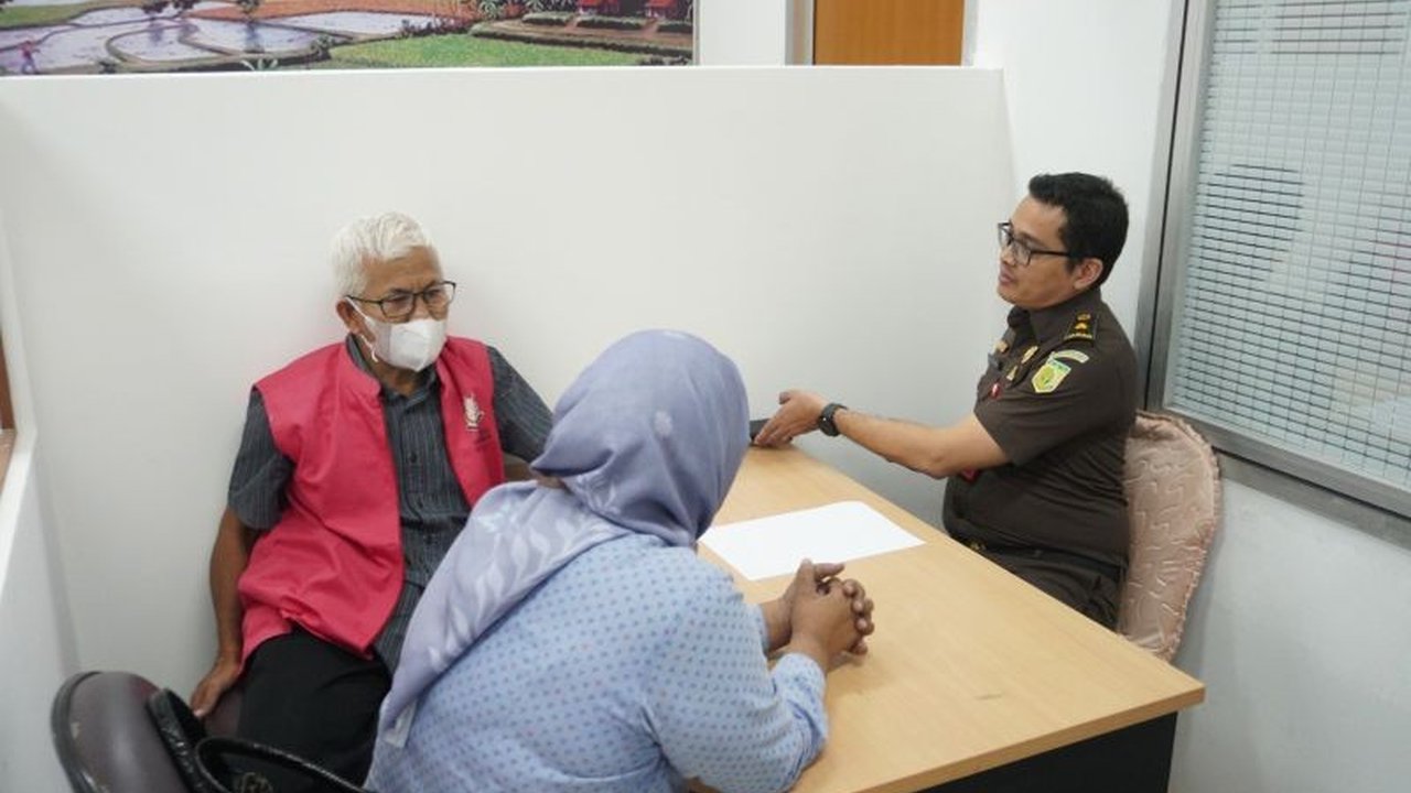 Kejati Sumbar telah menyelesaikan berkas tujuh tersangka kasus korupsi pengadaan lahan tol Padang-Pekanbaru seksi Padang-Sicincin tahun 2020, dengan kerugian negara mencapai Rp27 miliar.