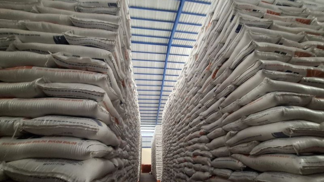 Perum Bulog Kantor Wilayah Lampung mulai menyerap gabah dan beras petani dengan harga baru sesuai Ketetapan Kepala Badan Pangan Nasional Nomor 2 Tahun 2025,  menjamin harga baik bagi petani dan stok pangan pemerintah.