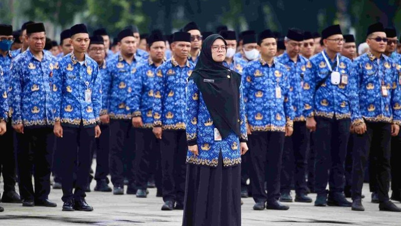 Pemerintah Provinsi DKI Jakarta menerbitkan Pergub No.2/2025 yang mengatur izin menikah dan bercerai bagi ASN,  memberikan pedoman yang lebih rinci dan tegas dibandingkan aturan sebelumnya untuk mencegah pelanggaran dan kerugian keuangan daerah.