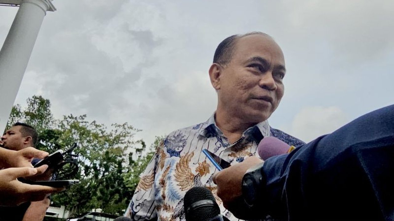 Pertemuan Presiden Jokowi dan Sultan HB X di Yogyakarta difokuskan pada upaya memperkuat persatuan nasional, bukan membahas isu politik praktis, meskipun berbagai spekulasi muncul.