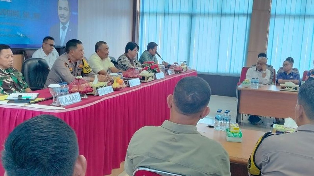 Anggota Komisi III DPR, Sarifudin Sudding, mendesak penegak hukum di Donggala, Sulawesi Tengah, untuk menindak tegas korupsi dan penyalahgunaan dana desa, serta bekerja sama memberantas peredaran narkoba.