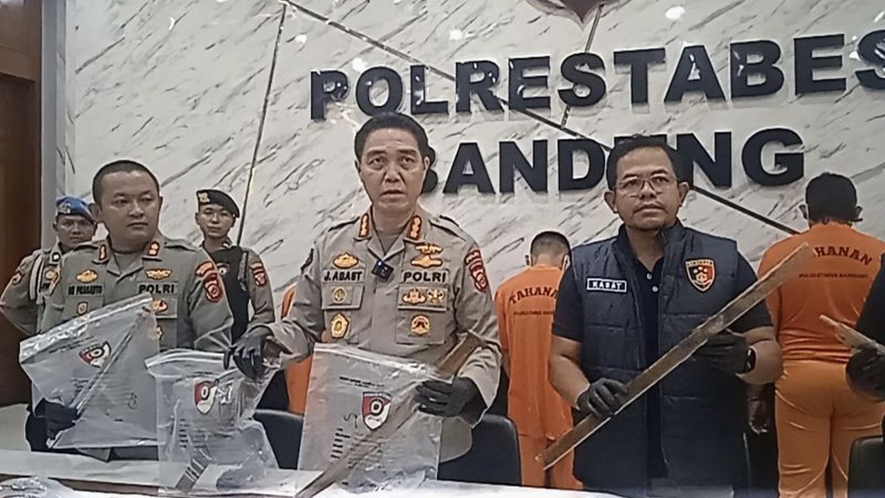 Kepolisian Daerah Jawa Barat menetapkan lima tersangka dalam bentrokan antar ormas di Bandung pada 15 Januari 2025, yang mengakibatkan luka-luka dan kerusakan akibat penyerangan di markas Pemuda Pancasila.