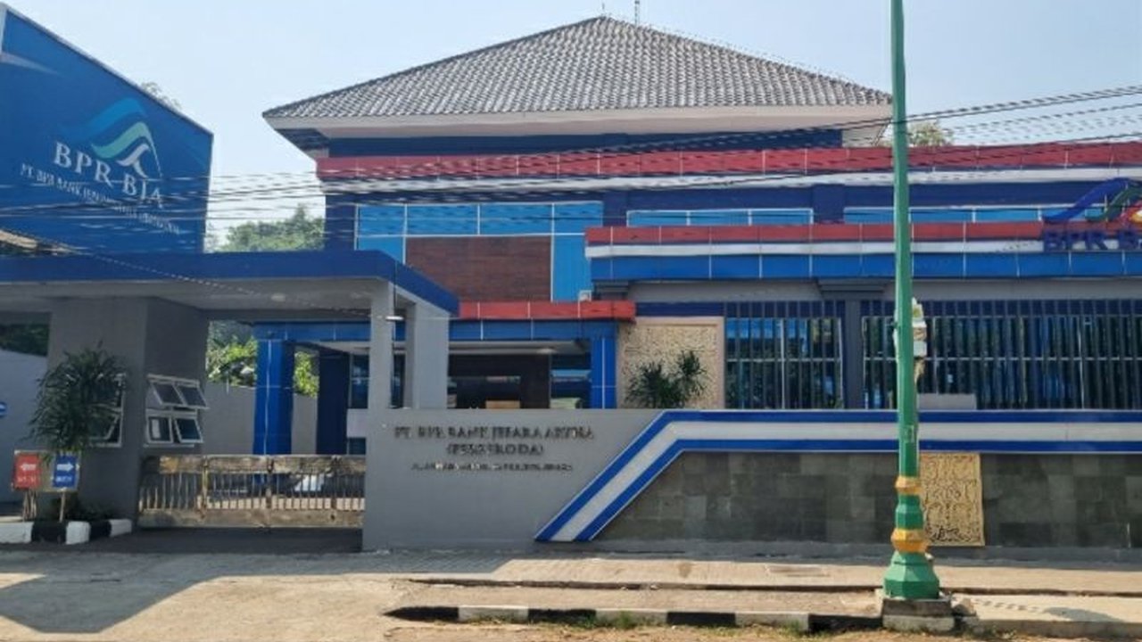 Sekretaris Daerah Jepara, Edy Sujatmiko, diperiksa KPK terkait penyidikan dugaan korupsi pemberian kredit fiktif di BPR Bank Jepara Artha pada 2022-2024, dengan lima tersangka telah ditetapkan.