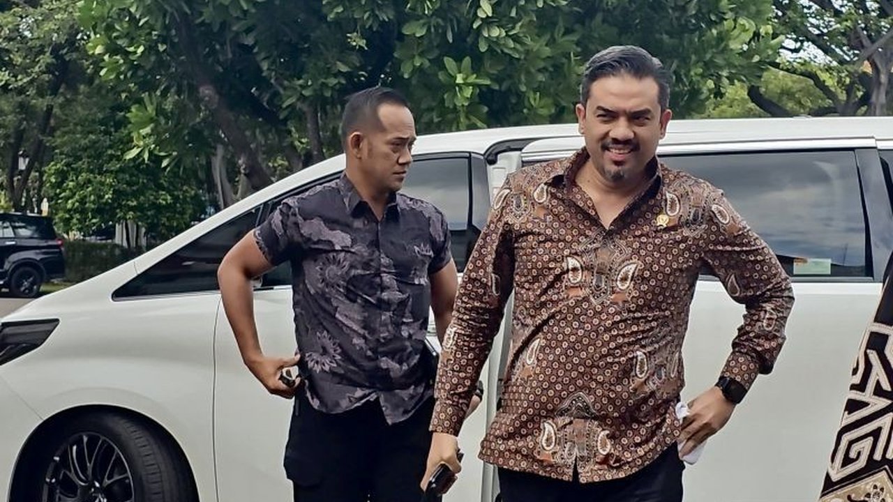 Politisi Partai Golkar, Maman Abdurrahman, menyatakan belum ada pembahasan resmi terkait bergabungnya Presiden Jokowi dan Wapres Gibran ke Golkar, meskipun Gibran dijadwalkan hadir di acara HUT MKGR.