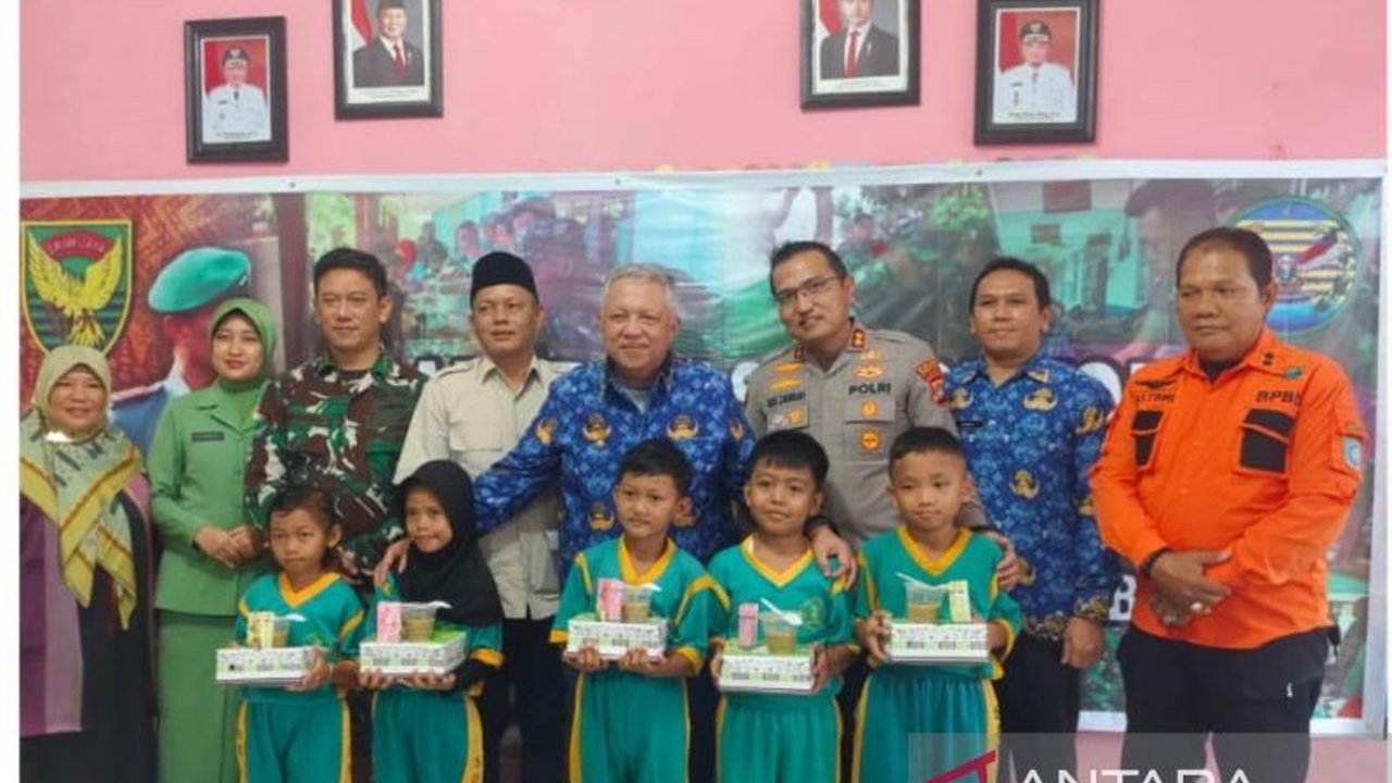 Kodim 0431/Bangka Barat berkolaborasi dengan berbagai pihak menggelar program 'Dapur Masuk Sekolah' di SDN 15 Mentok, Bangka Belitung, untuk meningkatkan gizi dan kesehatan siswa serta mendapat dukungan penuh dari Bupati Bangka Barat.