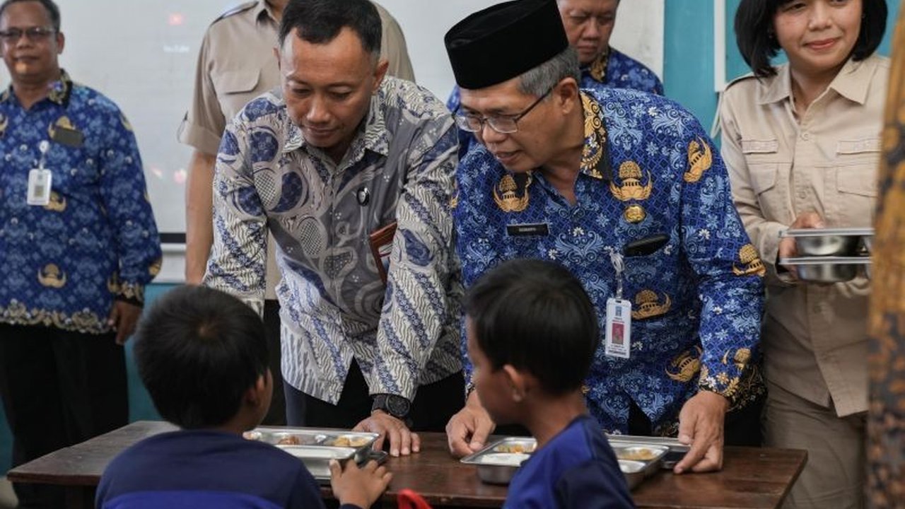 Kepala Kantor Komunikasi Presiden, Hasan Nasbi, meninjau langsung pelaksanaan program Makan Bergizi Gratis (MBG) gelombang kedua di Sleman, Yogyakarta, mengunjungi SDN Sinduadi Timur dan SMPN 5 Depok, disambut antusias siswa dan dukungan penuh pemerintah.