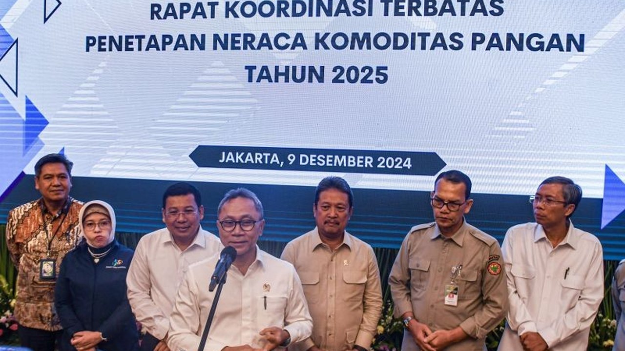 Ekonom Achmad Nur Hidayat menyoroti potensi dampak negatif penghentian impor beras, jagung, gula, dan garam pada 2025 terhadap stok dan harga pangan di Indonesia, menekankan perlunya strategi holistik untuk ketahanan pangan.