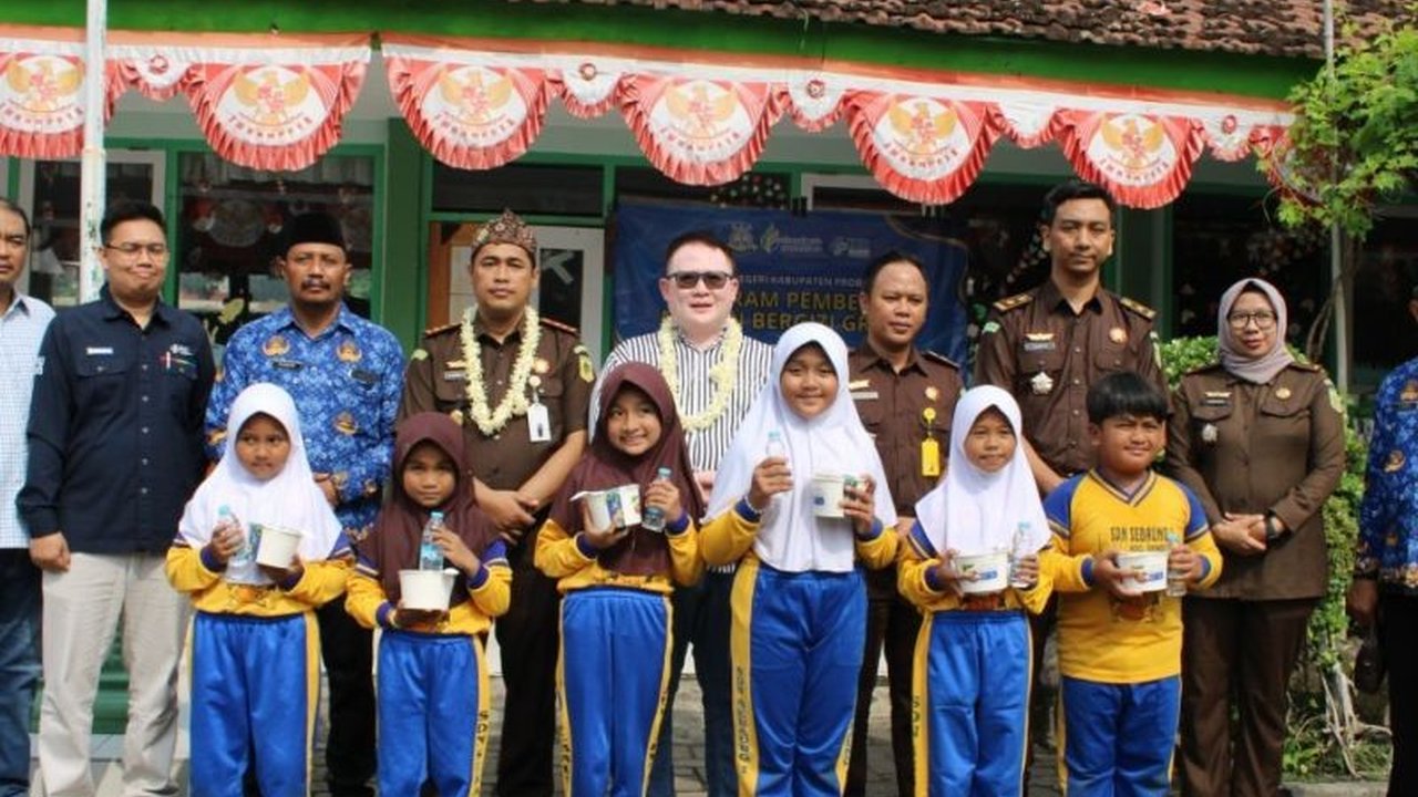 Kejari Probolinggo, bekerja sama dengan Pabrik Gula Wonolangan dan IHC Rumah Sakit Wonolangan, membagikan 300 porsi makan bergizi gratis kepada siswa SDN Sebaung 1, Jumat (17/1), sebagai bentuk dukungan terhadap program pemerintah dalam meningkatkan gizi.