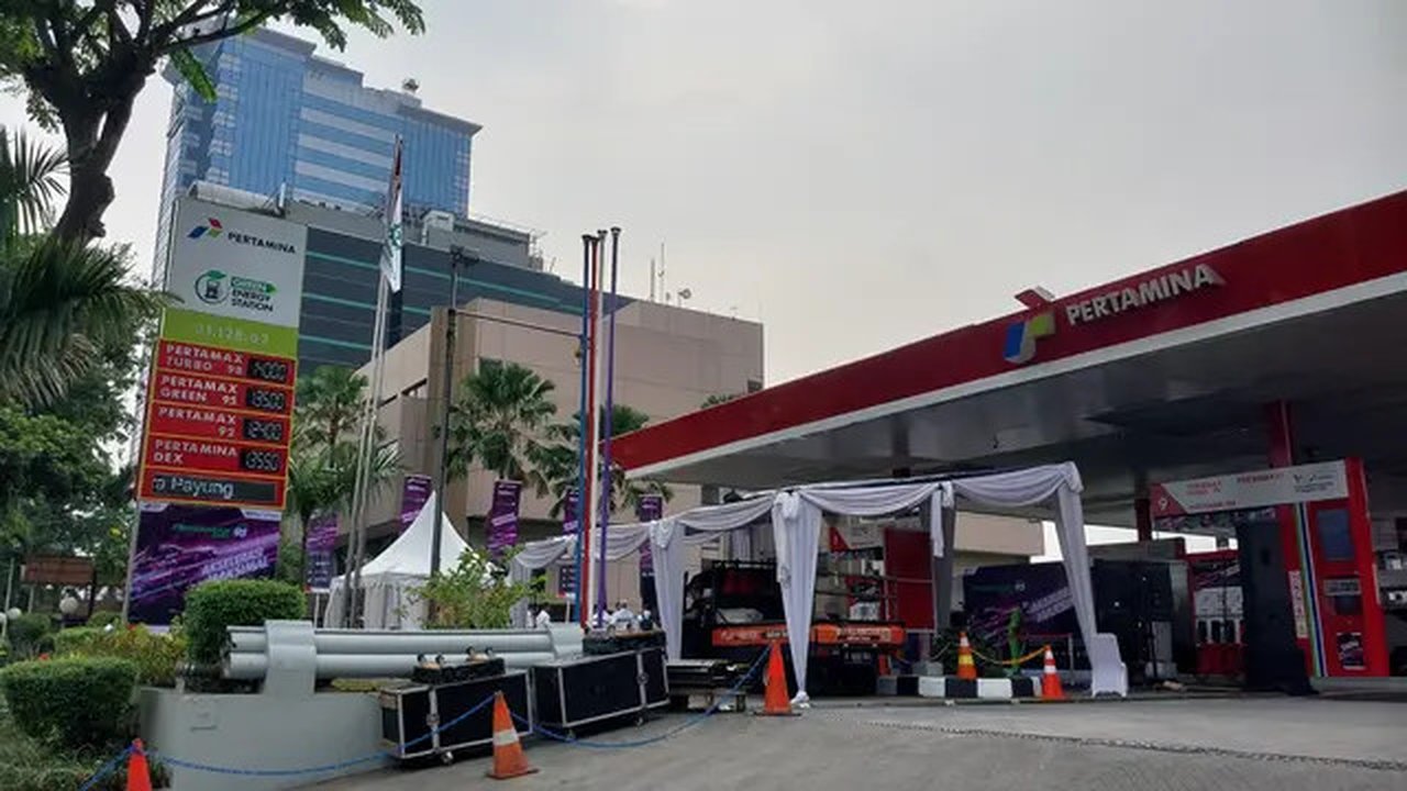 Pertamax Green 95 sudah terpampang di SPBU Pertamina Jalan MT Haryono, Jakarta. Ini merupakan produk BBM campur bioetanol dengan tingkat RON 95. Foto: Liputan6.com/ Arief R