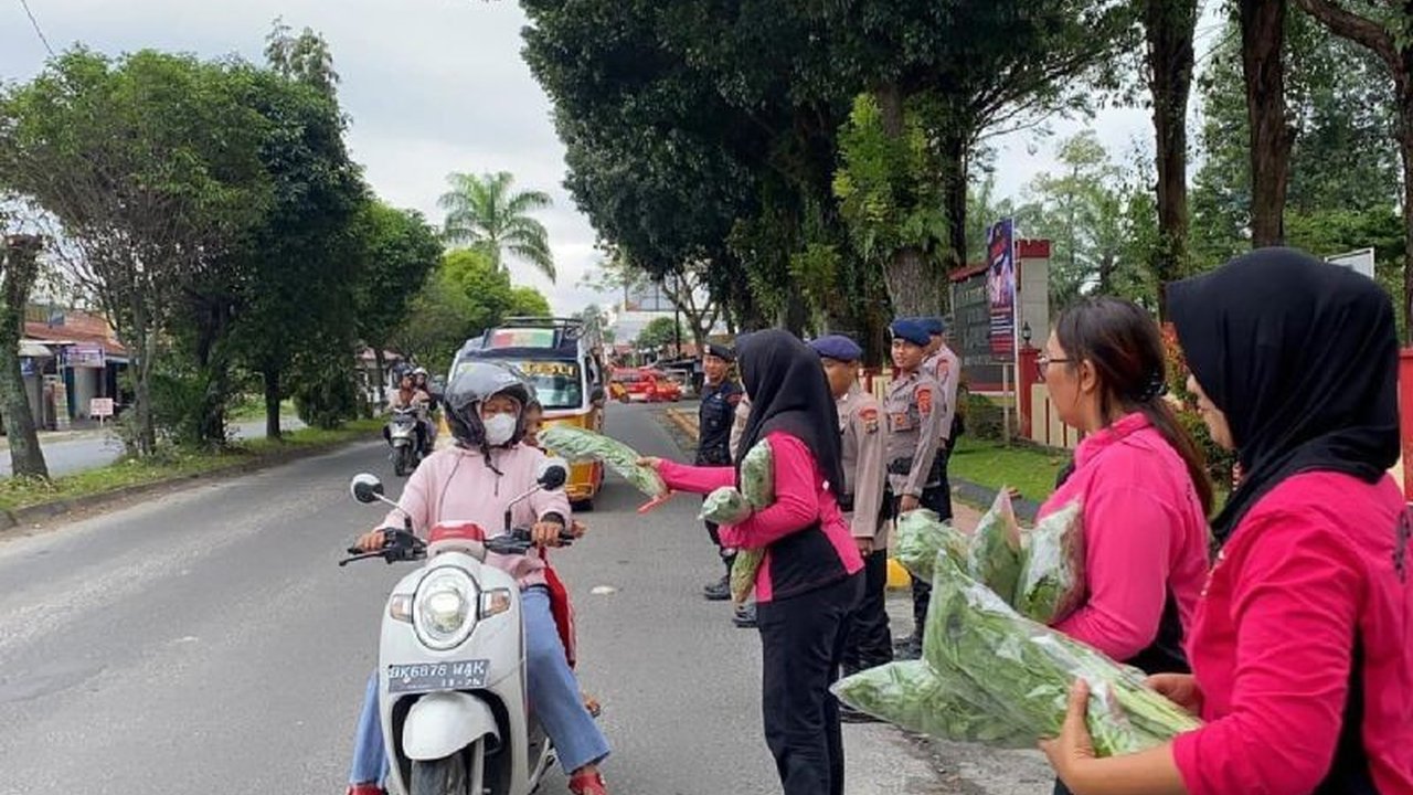 Satuan Brimob Polda Sumut menyalurkan 150 paket sayur mayur ke warga Pematangsiantar sebagai bentuk dukungan terhadap program pemerintah dalam meningkatkan ketahanan pangan dan mempererat hubungan dengan masyarakat.