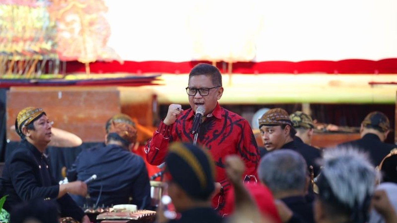 Sekjen PDIP, Hasto Kristiyanto, menjelaskan bahwa pagelaran wayang 'Wisanggeni Lahir' merefleksikan perjalanan dan nilai-nilai kebatinan partai, khususnya terkait keadilan, kesetiaan, dan pentingnya introspeksi diri.