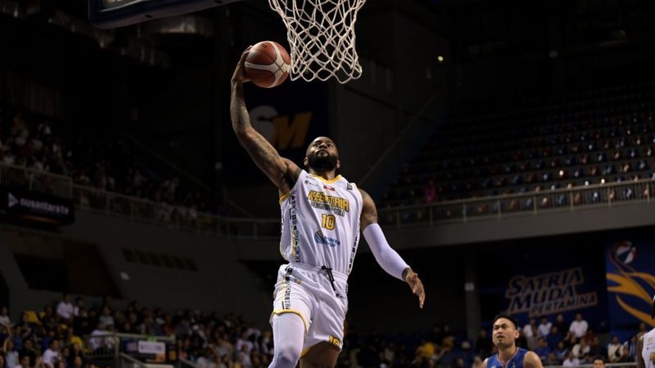 Satria Muda Pertamina Jakarta berhasil mengalahkan Kesatria Bengawan Solo dengan skor 80-74 dalam pertandingan Indonesian Basketball League (IBL) 2024 di Britama Arena, Jakarta, Jumat malam, berkat penampilan gemilang Abraham Damar Grahita.