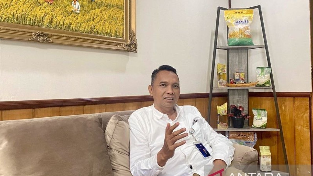 Bulog Kalsel memastikan penyerapan gabah petani sesuai HPP baru Rp6.500 per kg, didukung mitra penggilingan, dan stok beras aman hingga lima bulan ke depan.