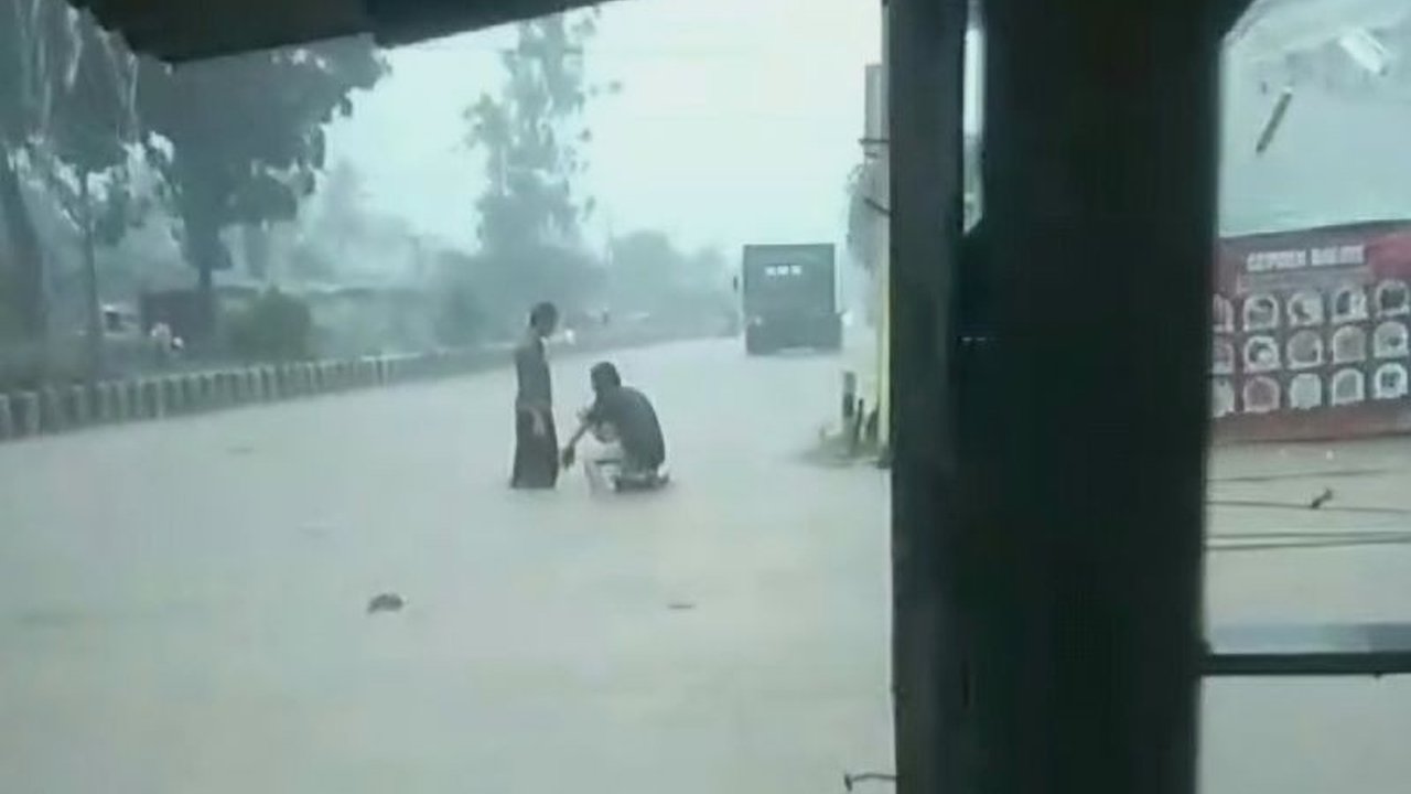 BMKG Lampung memprediksi hujan lebat di Bandarlampung akan berlangsung hingga dua jam ke depan, disertai potensi banjir dan angin kencang; warga diminta waspada dan menghindari aktivitas di luar ruangan.