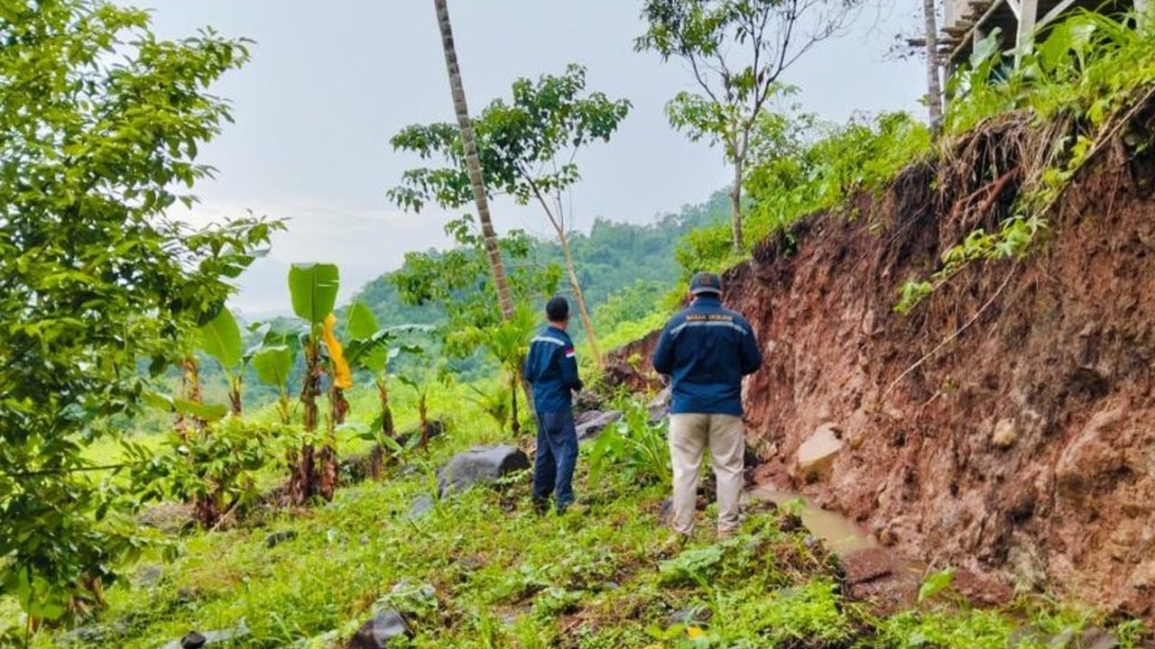 Hasil kajian BPBD Manggarai Timur menunjukkan potensi tanah bergerak di Dusun Nenu mengancam 8 rumah warga, dan merekomendasikan relokasi serta langkah mitigasi untuk mencegah bencana serupa.
