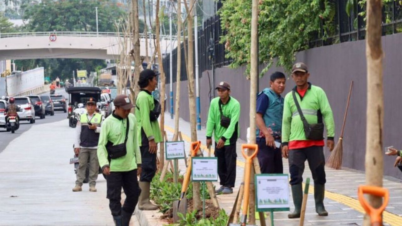 Suku Dinas Pertamanan dan Hutan Kota Jakarta Pusat menjadikan program 'Jumat Menanam' sebagai andalan untuk menambah ruang terbuka hijau, khususnya dengan memanfaatkan penataan pedestrian di wilayah tersebut.