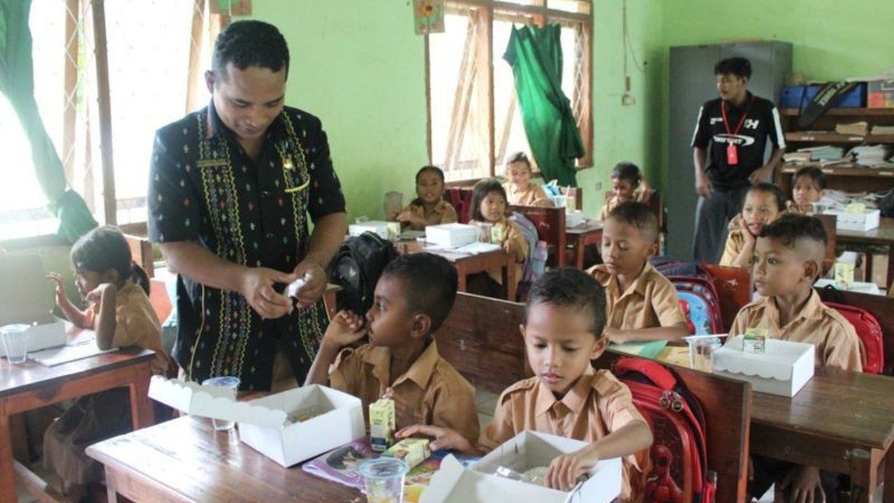 Kantor Imigrasi Labuan Bajo merayakan Hari Bhakti Imigrasi ke-75 dengan membagikan paket makanan sehat kepada siswa SDN Batu Cermin, SLBN Labuan Bajo, dan TKK Ade Irma, untuk mendukung gizi dan semangat belajar mereka.