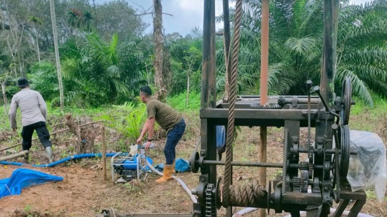 Polisi di Aceh Utara menangkap seorang nelayan yang mengeksploitasi sumur minyak ilegal dan menyita ribuan liter minyak mentah hasil eksploitasinya, kini pelaku terancam hukuman 6 tahun penjara atau denda 60 Miliar Rupiah.